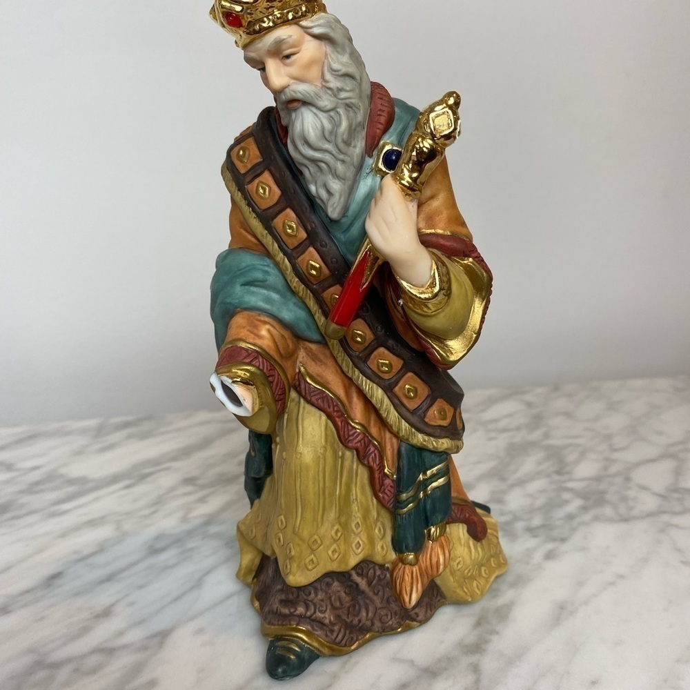 8” Kirkland Nativity 75177 Wise Man Porcelain Replacement Piece ONLY BROKEN HAND